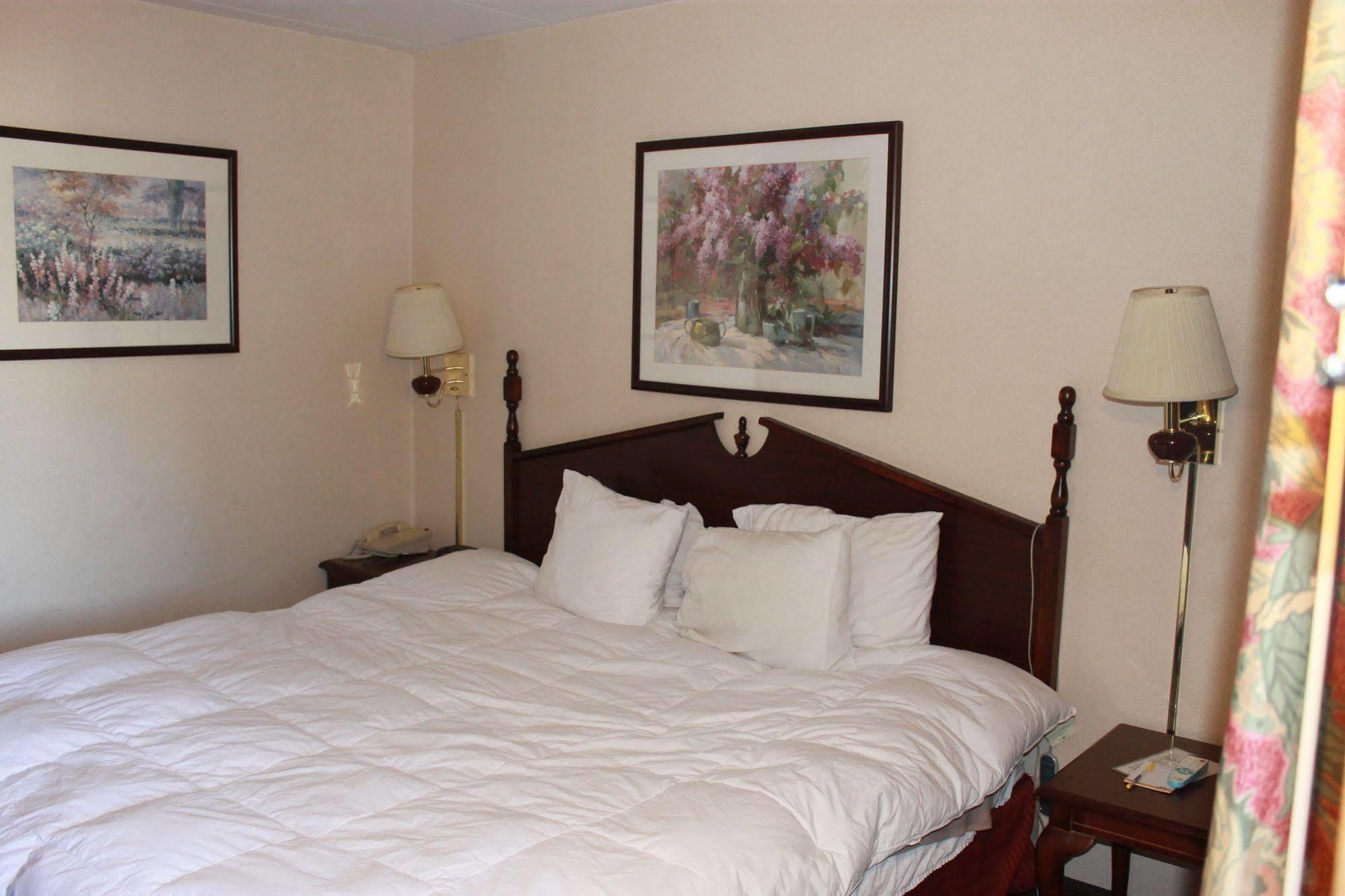 Days Inn By Wyndham Davenport Ia Extérieur photo
